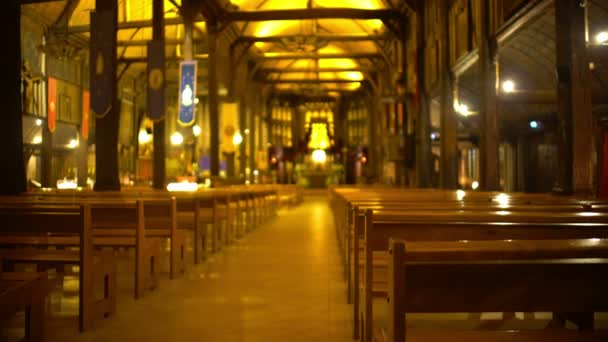 Пустой церковный зал со множеством деревянных сидений, тайна одиночества, исповедь — стоковое видео