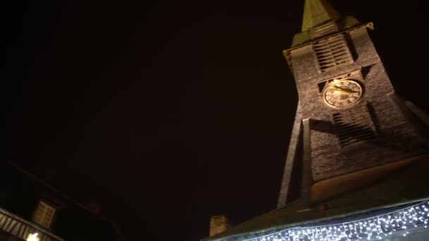 Панорама кам'яної годинникової вежі в центрі міста, екскурсії, стародавня архітектура — стокове відео