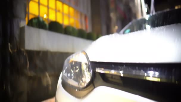Coche aparcado cerca de restaurante caro, cita de negocios, hora de la noche — Vídeos de Stock