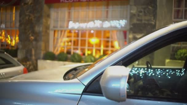Автомобили, припаркованные рядом со старым дорогим рестораном, успешный бизнес, вечер — стоковое видео