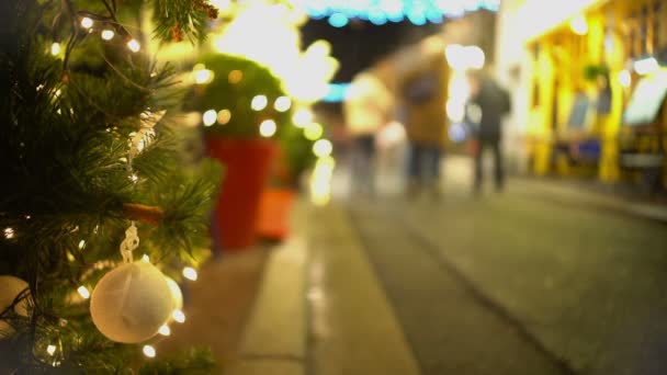 Persone felici che camminano sulla strada decorata a Capodanno, vacanze, relax — Video Stock