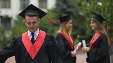 Komik lisansüstü dans ve uzun zamandır beklenen diploma kamera, mutluluk için gösterilen