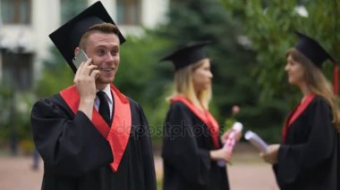 Mutlu erkek lisansüstü alıcı prestijli iş teklifi, telefon koruma