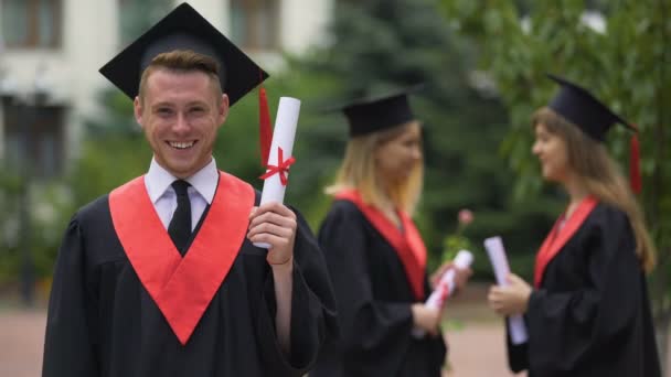 Graduado sonriente regocijo diploma y ceremonia de graduación, felicidad — Vídeos de Stock