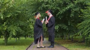 Rüzgarlı hava, park ile Diploma, Değişim Rüzgar ayakta mezunları çifti