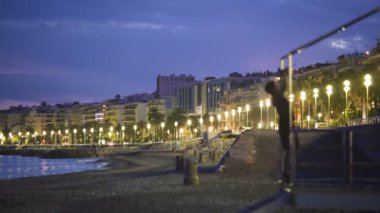 Aktif genç adam yapamadın bar, gece ışıkları seaside resort şehrin üzerinde egzersiz