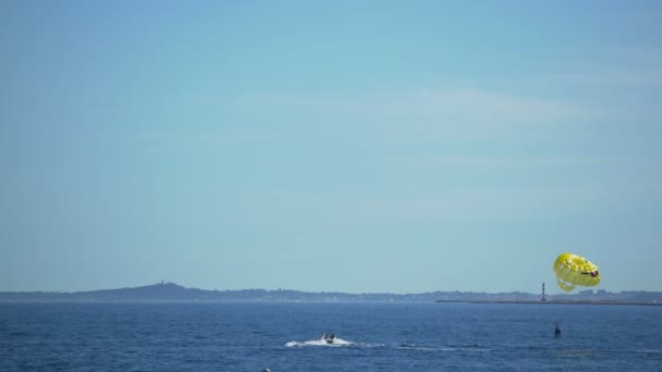 Aktivní lidé parasailing, smajlík padák, létající nad mořskou hladinou, dobrou náladu — Stock video