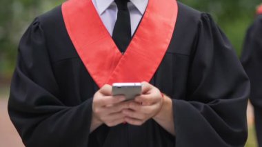 Eller tipik haber smartphone, akademik elbiseli adam online sohbet