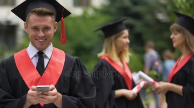 Yükseköğretim gülümseyerek kameraya, kariyer fırsatları ile başarılı adam