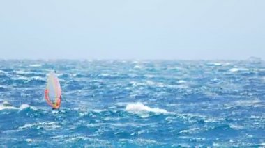 Rüzgar Sörfü okyanus, aktif yaşam tarzı, popüler aşırı spor atletik erkek