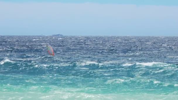 Atleta desfrutando de windsurf em um dia de verão, esporte extremo, super câmera lenta — Vídeo de Stock