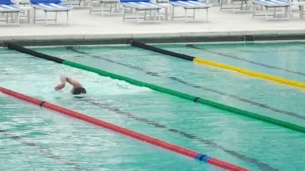 Entrenamiento del hombre antes de la competición de natación, haciendo rastreo frontal, estilo de vida saludable — Vídeos de Stock