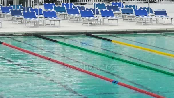 Чиста блакитна вода в басейні з доріжками, спортивний клуб, здоровий спосіб життя — стокове відео