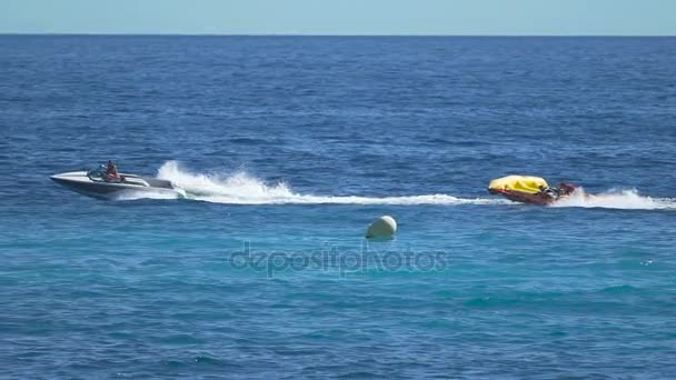 夏の休暇を楽しんでバナナ ボートに乗って観光客水のスポーツ活動 — ストック動画