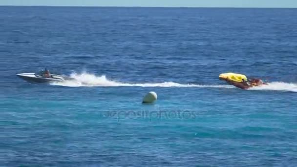 Gente felice godendo banana giro in barca, attrazione fresca in località di mare, estate — Video Stock