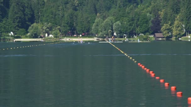 Sportovní týmy školení ve veslování, pádlování lodě, zdravého životního stylu lidí — Stock video