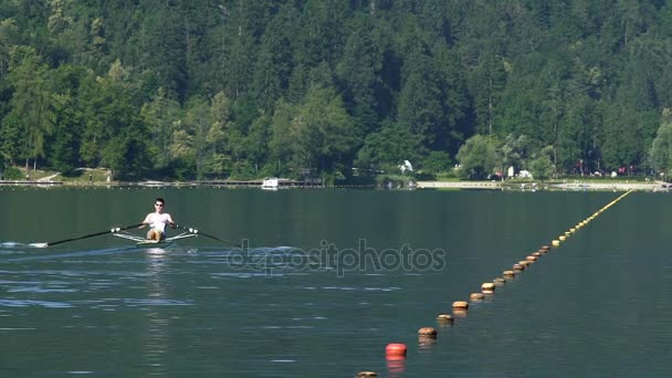 Forte allenamento maschile nel canottaggio sul lago, stile di vita sano, sport professionale — Video Stock