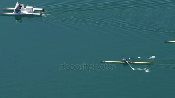 Velocità canottaggio, motoscafo scortando vogatori professionisti in barca, sport acquatici — Video Stock