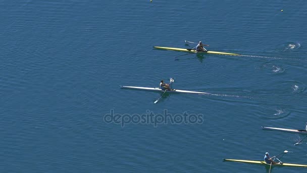 Los atletas que compiten en la carrera de remo en el lago tranquilo, deportes acuáticos, cámara lenta — Vídeos de Stock