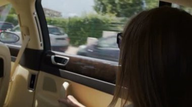 Penceresine, seyahat arayan genç kadın lüks arabaya binme güneş gözlüğü