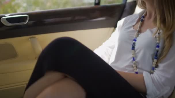 Богатая женщина, сидящая в роскошной машине и наслаждающаяся пейзажем, долгожданный отпуск — стоковое видео