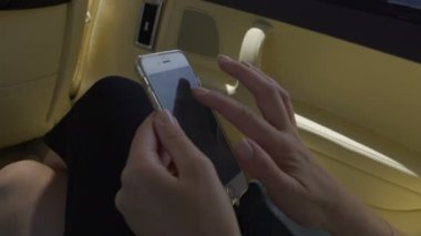 Erkek smartphone, taksi, dokunmatik ekran sürme kadın üzerinde kontrol e-eller