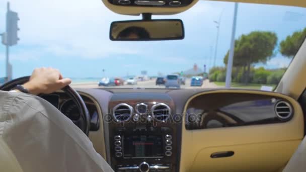 Uomo d'affari di successo alla guida di automobili nella città resort, andando alla riunione — Video Stock
