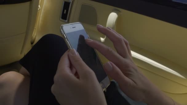 Kobieta ręce sprawdzanie poczty e-mail na smartphone, kobieta jazdy taksówką, ekran dotykowy — Wideo stockowe
