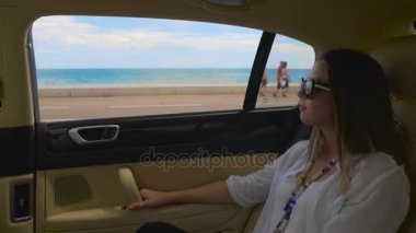 Zengin Bayan pahalı araba, zevk gezi, tatil lüks resort şehirde sürme