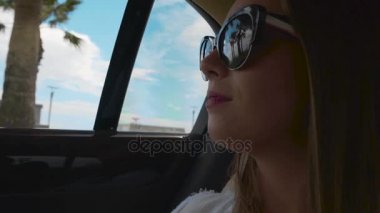 Manzarayı araba penceresinden, taksi hizmeti plajda güneş gözlüğü güzel kadın