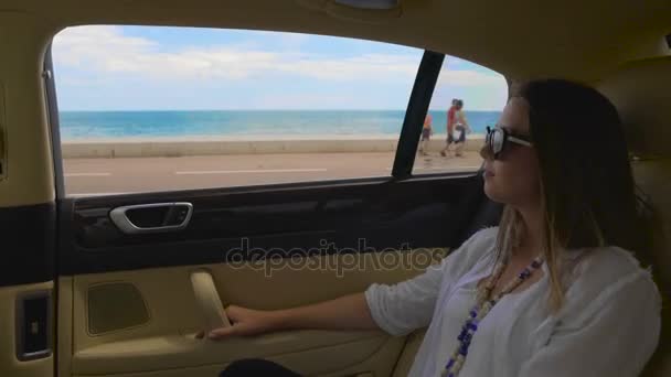 Senhora rica andando em carro caro, desfrutando de viagem, férias de luxo na cidade resort — Vídeo de Stock