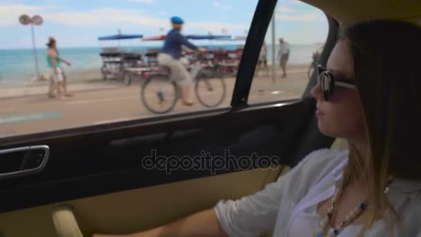 Jonge bedrijf dame rijden in een taxi en denken over vakantie, gonna work — Stockvideo