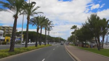 Nice, Fransa - 19 Haziran 2016: Gezi şehrin. Sürüş ocean beach yakınındaki işlek cadde, tatil beldesi şehir yaşamında kişi