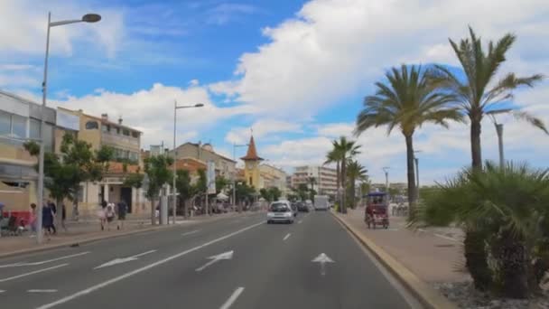 Nice, Frankreich - 19. Juni 2016: Sightseeing in der Stadt. Auto fährt in der Ferienstadt Straße, Menschen zu Fuß auf Böschung, urbanes Leben — Stockvideo