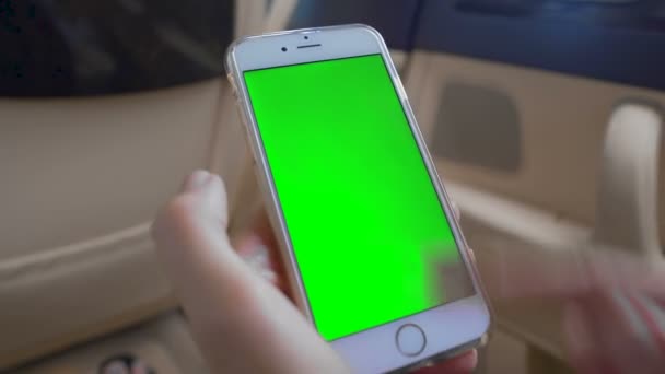 Manos femeninas desplazándose en el teléfono inteligente con pantalla verde, croma clave canal alfa — Vídeo de stock