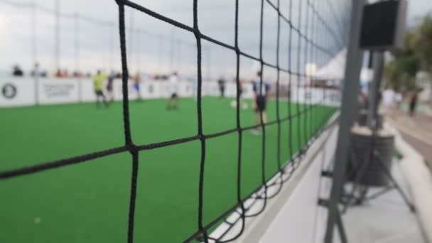 Aktivní životní styl, lidé hrají fotbalový zápas venku, amatérské sporty — Stock video