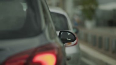 Şehir merkezinde trafik sıkışıklığı, araba aynada yansıması duran otomobil