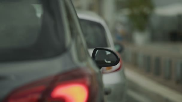 Automobiles debout dans l'embouteillage dans le centre-ville, réflexion dans le miroir de voiture — Video