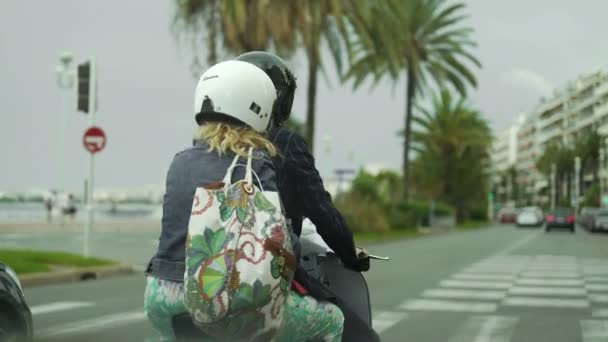Nice, Fransa - 19 Haziran 2016: Gezi şehrin. Otomobil ve motosiklet sürme tatil beldesi, trafik kuralları, insanlar bir yaz gezisi — Stok video