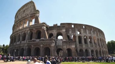 Büyük kalabalık Roma'ya yakınındaki antik Colosseum Amfi Tiyatro turist, seyahat