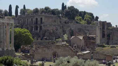 Roma antik yeri ile ilgilenen Forum etrafında yürüyüş turist kalabalığından