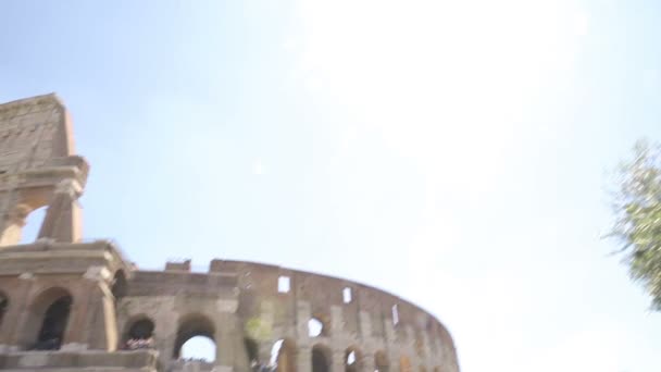 Ρώμη, Ιταλία - Circa Μαρτίου 2016: Οι τουρίστες στην πόλη. Κολοσσαίο Αμφιθέατρο περιβάλλεται από πλήθος τουριστών, ξενάγηση στη Ρώμη — Αρχείο Βίντεο