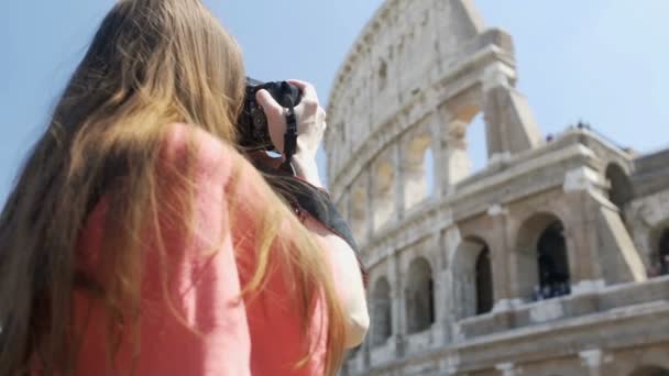 Geïnspireerd vrouwelijke fotograaf foto van Colosseum amfitheater in Rome — Stockvideo