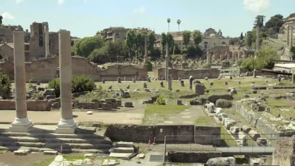 Restos de antiguos edificios de piedra encontrados por arqueólogos en el centro de Roma — Vídeo de stock