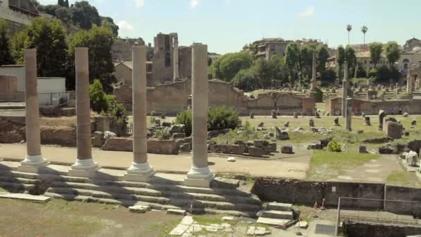 Panorama der archäologischen Stätte in italien, gruppe von touristen besichtigt römisches forum — Stockvideo