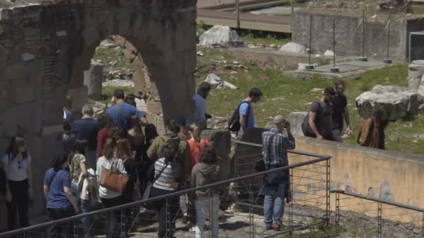 РИМ, Италия - CIRCA март 2016: Туристы в городе. Медленный въезд туристической группы в археологические памятники для осмотра исторических руин — стоковое видео