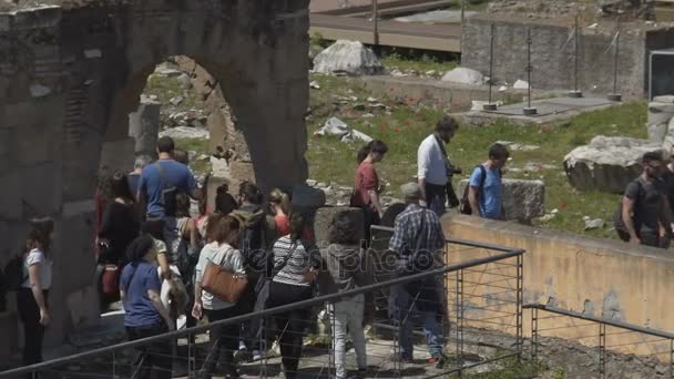 Rom, italien - ca. März 2016: Touristen in der Stadt. Reisegruppe besichtigt Überreste eines antiken historischen Ortes, Touristenströme — Stockvideo