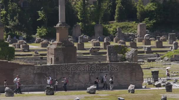 Lidé zobrazení pozůstatky kamenných budov v starověké římské fórum plaza, slow-mo — Stock video