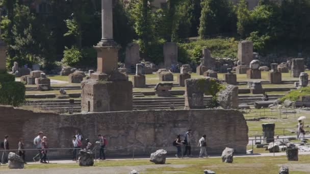 A turisták népszerű történelmi érdekesség, régészeti lelőhely járkálni — Stock videók