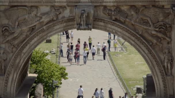 Arco triunfal de Septimio Severo en el Foro Romano, personas caminando por hito — Vídeos de Stock